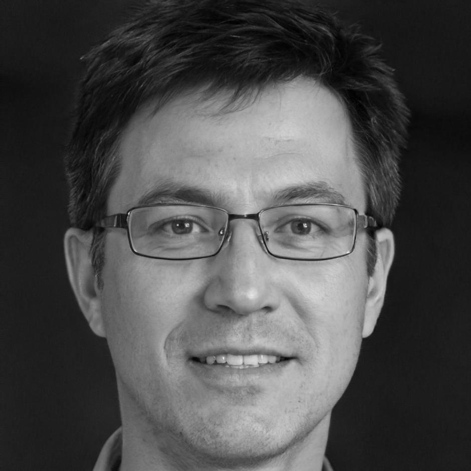 Développeur analysant du code IA